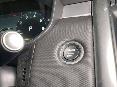 Used 2025 Land Rover Discovery Dynamic SE image 34