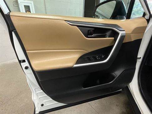 Used 2021 Toyota RAV4 LE FWD image 7