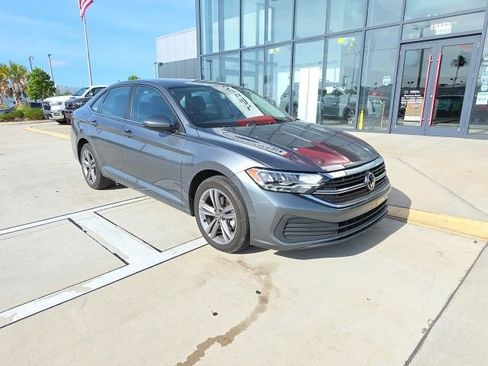 Used 2024 Volkswagen Jetta SE FWD image 2