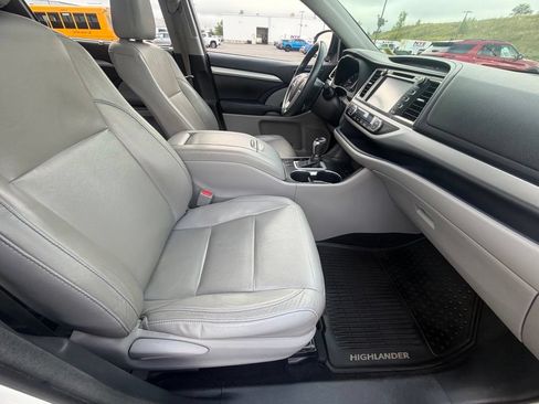 Used 2016 Toyota Highlander XLE AWD/4WD image 32