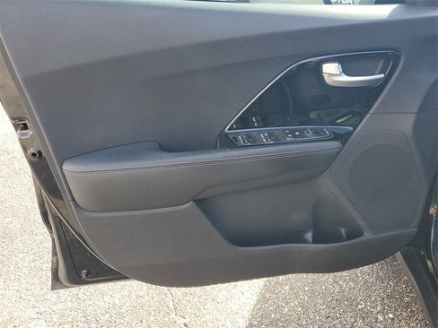 Used 2020 Kia Niro Touring image 8