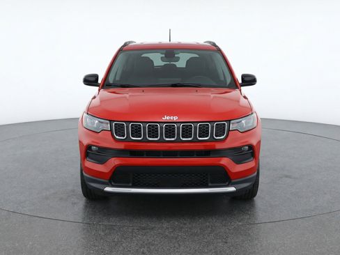 Used 2025 Jeep Compass Latitude AWD/4WD image 2