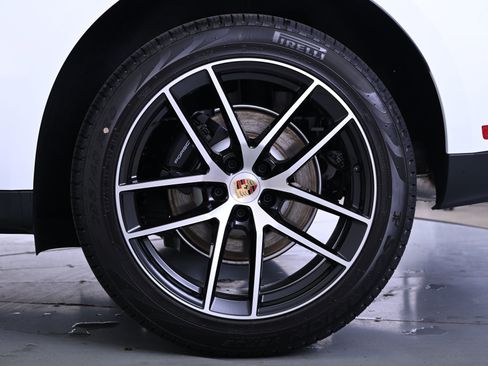 Certified 2025 Porsche Macan image 16