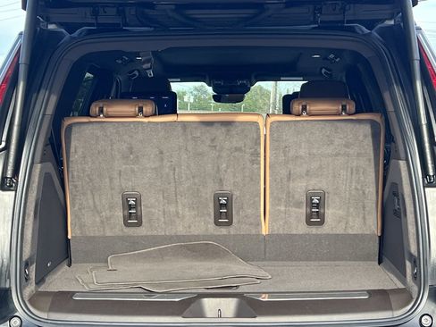 Used 2021 Cadillac Escalade Premium Luxury image 36