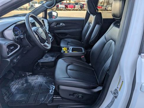 Used 2025 Chrysler Pacifica Select image 2