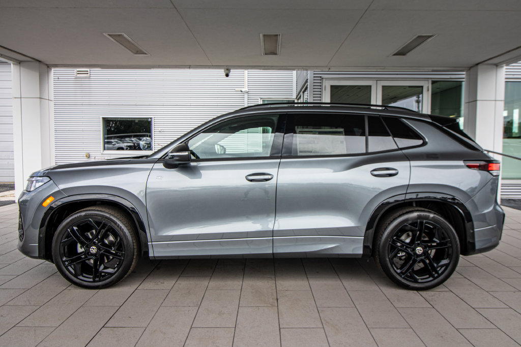 New 2026 Volkswagen Tiguan SE R-Line FWD image 12