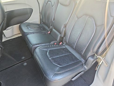 Used 2018 Chrysler Pacifica Touring-L image 6