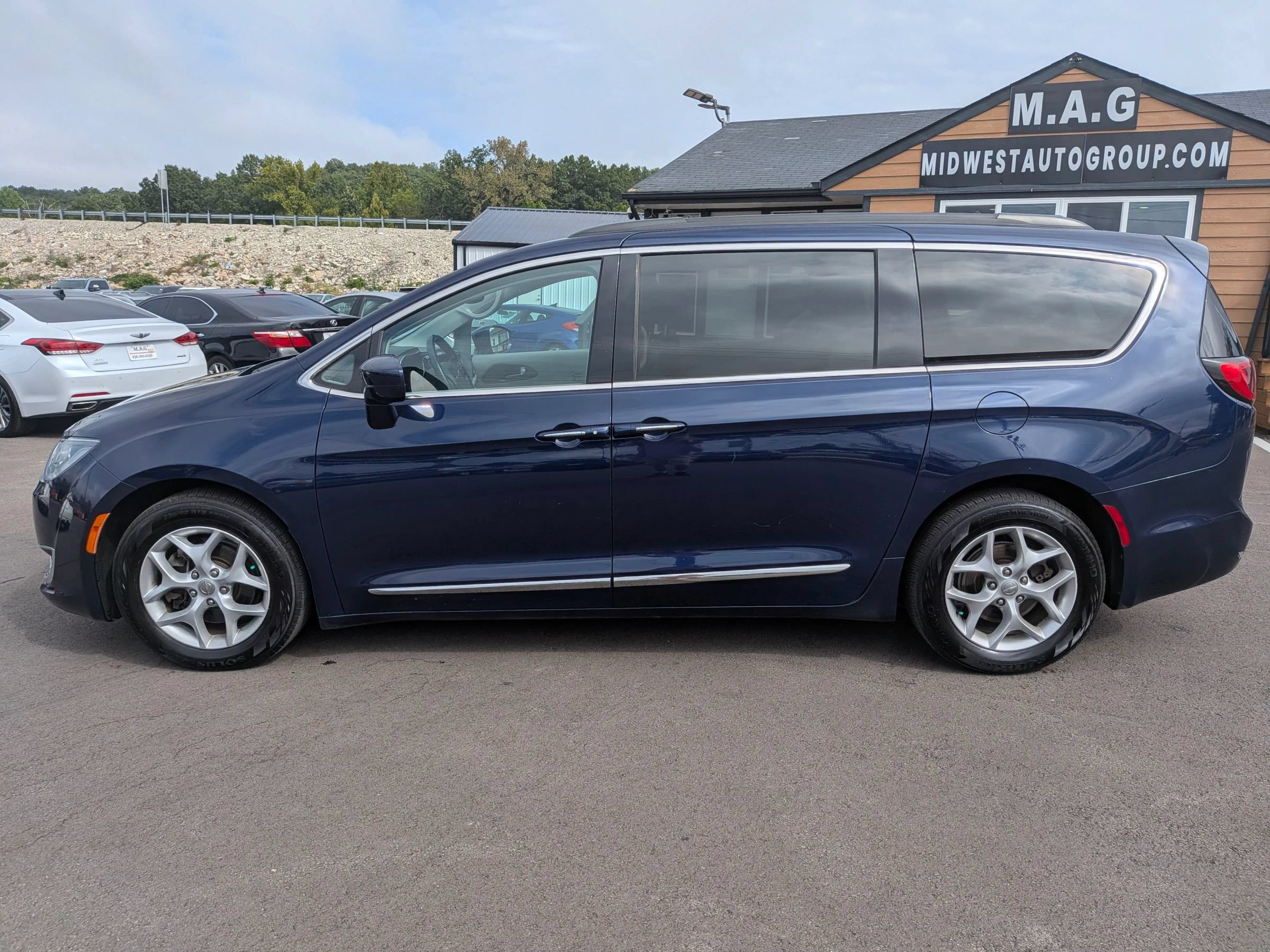 Used 2017 Chrysler Pacifica Touring-L w/ Tire & Wheel Group FWD image 3