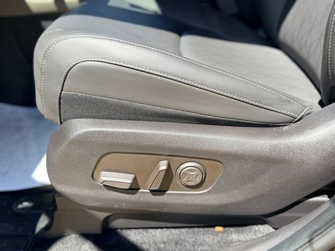 Used 2026 Kia Carnival FWD image 10