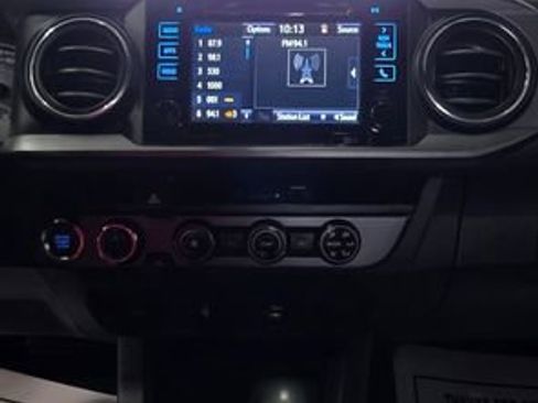 Used 2017 Toyota Tacoma TRD Sport image 18