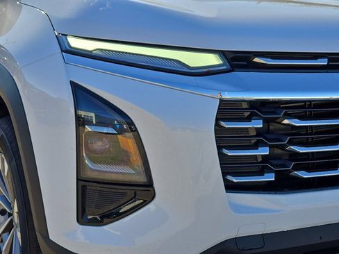 Used 2025 Chevrolet Equinox LT image 3