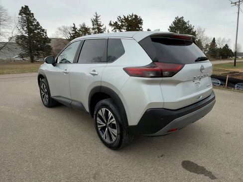 Used 2022 Nissan Rogue SV image 4