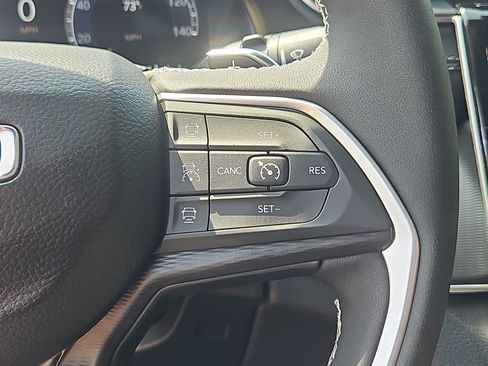 Used 2025 Jeep Grand Cherokee Altitude AWD/4WD image 18