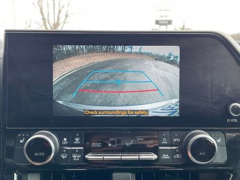 Used 2024 Toyota Highlander LE image 11