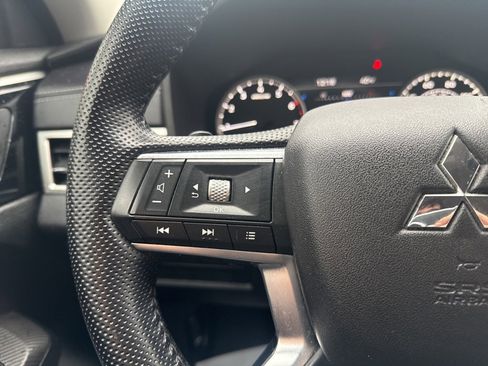 Used 2022 Mitsubishi Outlander SE image 17