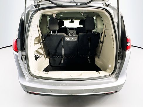 Used 2021 Chrysler Pacifica Touring image 28