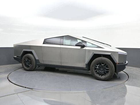 Used 2024 Tesla Cybertruck AWD Crew Cab image 15