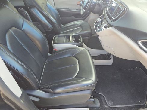 Used 2020 Chrysler Voyager Lxi image 27