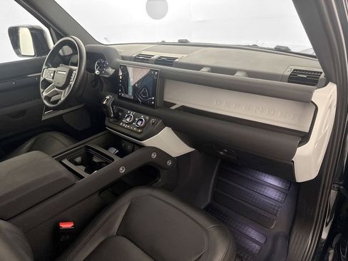 Used 2023 Land Rover Defender 130 SE image 28