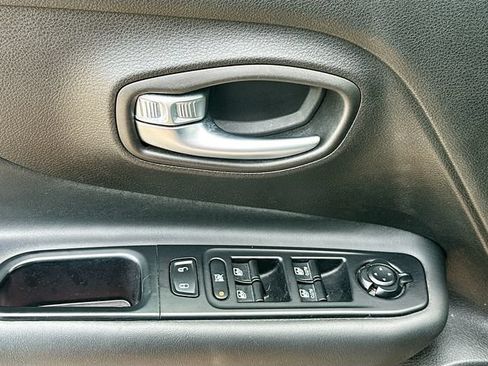 Used 2018 Jeep Renegade Altitude AWD/4WD image 18