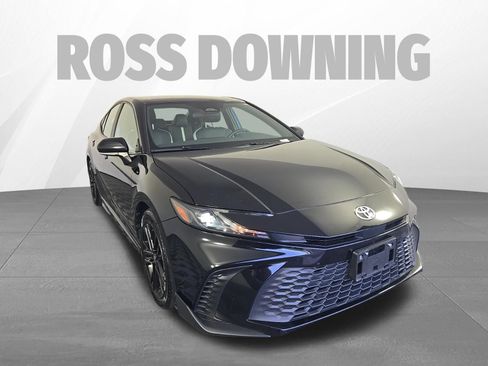 Used 2025 Toyota Camry SE FWD image 3