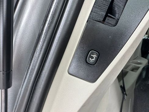 Used 2016 Chrysler Town & Country Limited FWD image 18
