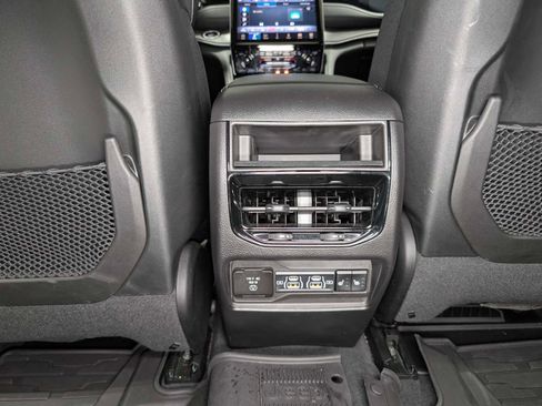 Used 2023 Jeep Grand Cherokee Limited w/ Luxury Tech Group II image 21