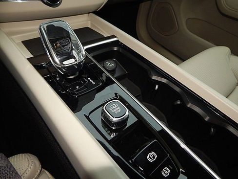 New 2026 Volvo XC60 B5 Ultra w/ Protection Package Premier image 17