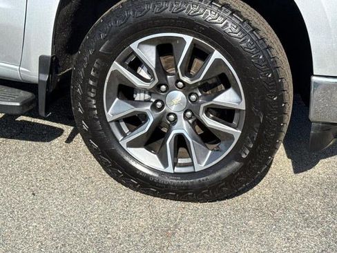 Used 2022 Chevrolet Silverado 1500 LT AWD/4WD image 5