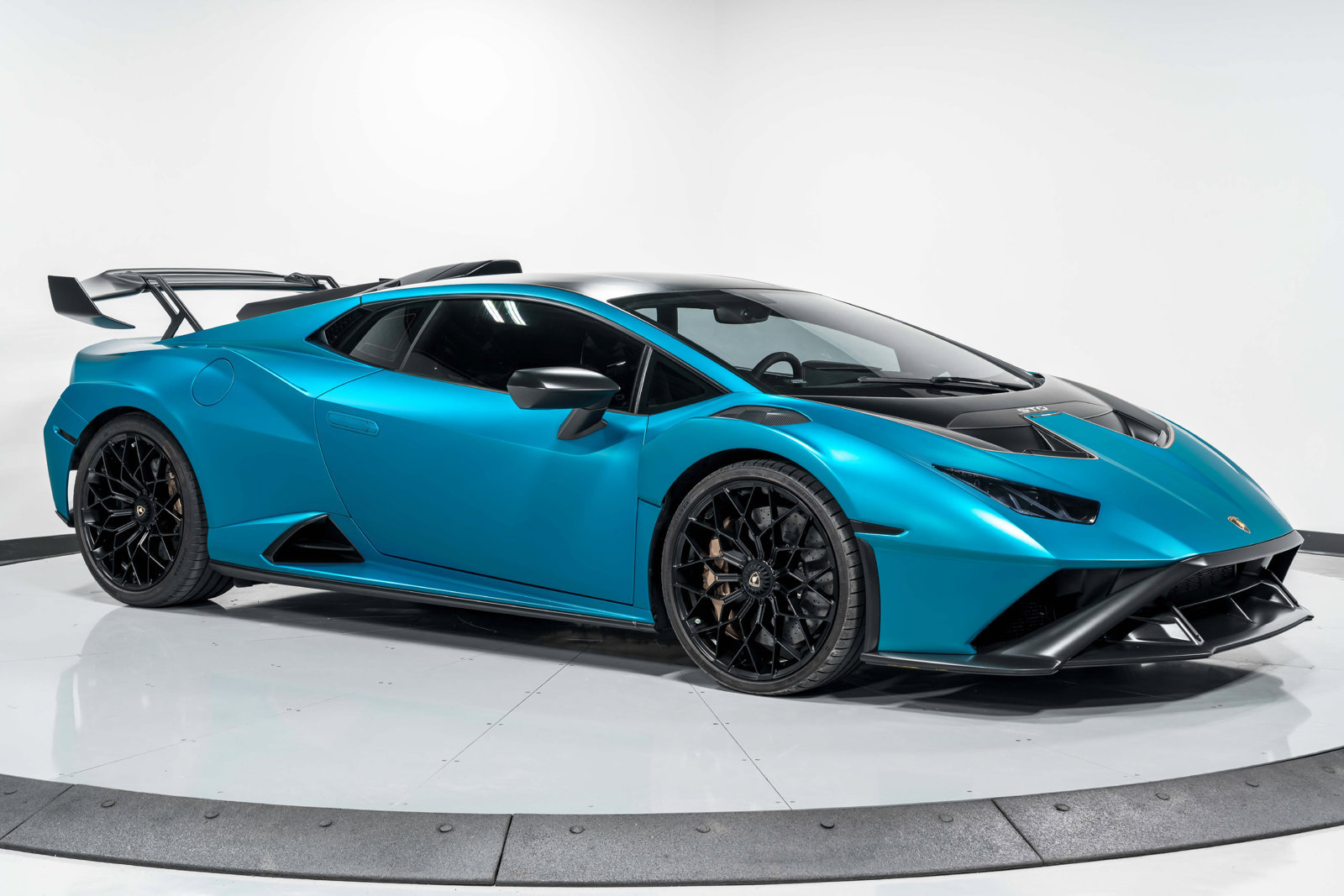 Used 2022 Lamborghini Huracan STO RWD image 40