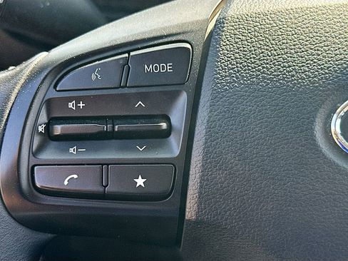 Used 2023 Hyundai Venue SEL FWD image 12