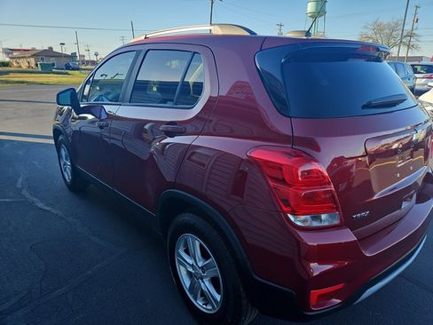 Used 2021 Chevrolet Trax LT w/ LT Convenience Package image 4