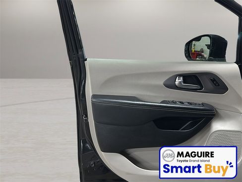 Used 2022 Chrysler Pacifica Touring-L image 26