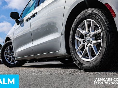 Used 2024 Chrysler Pacifica Touring-L image 17