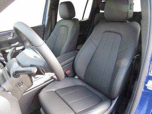 Used 2025 Mercedes-Benz GLB 250 4MATIC image 11
