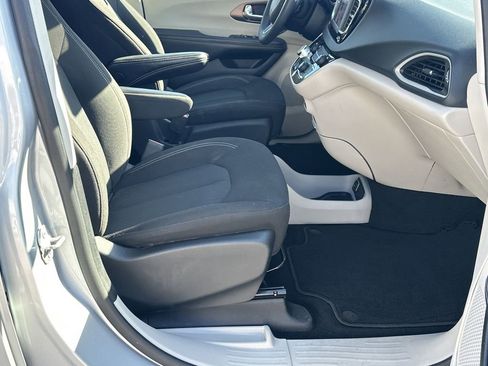 Used 2023 Chrysler Voyager LX image 14