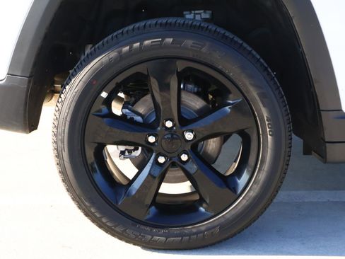 Used 2025 Jeep Grand Cherokee Altitude image 8