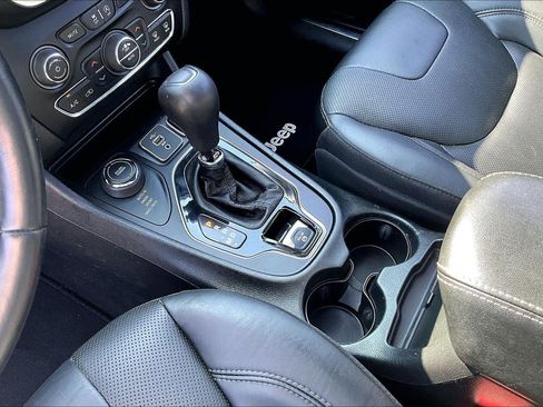 Used 2019 Jeep Cherokee Limited AWD/4WD image 17