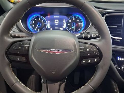 Used 2025 Chrysler Pacifica Limited FWD image 11