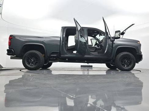 Used 2025 Chevrolet Silverado 2500 ZR2 w/ Technology Package image 43