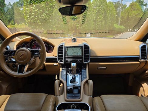 Used 2016 Porsche Cayenne AWD/4WD image 16