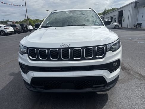 Used 2024 Jeep Compass Latitude AWD/4WD image 9