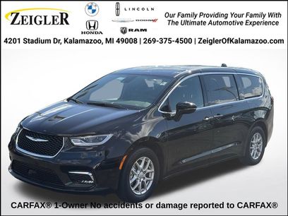 Used 2025 Chrysler Pacifica Select
