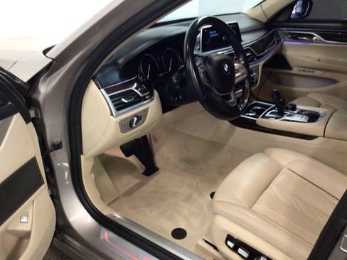 Used 2018 BMW 740i RWD image 9