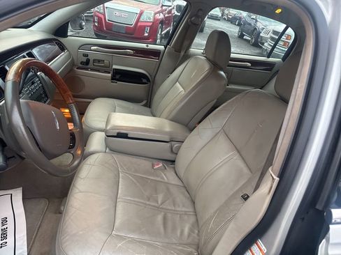 Used 2005 Lincoln Town Car Signature Limited image 35