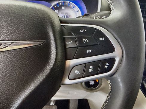 Used 2023 Chrysler Pacifica Touring-L FWD image 15