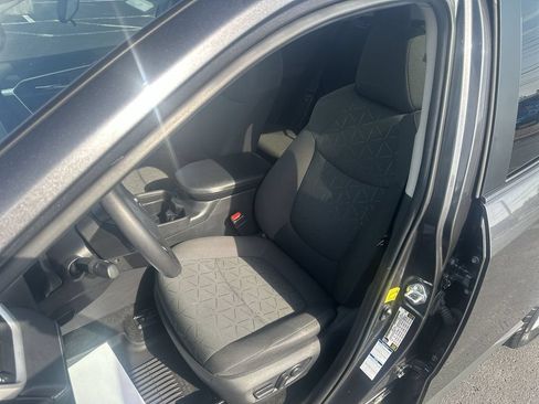 Used 2021 Toyota RAV4 XLE w/ Convenience Package AWD/4WD image 17