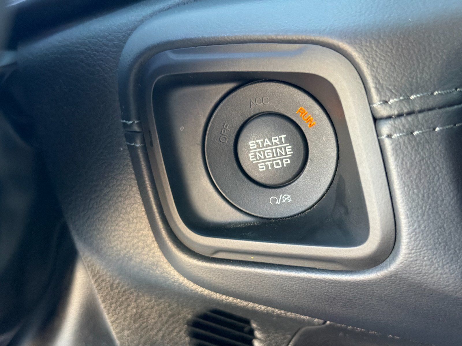 Used 2026 Jeep Gladiator Mojave AWD/4WD image 25