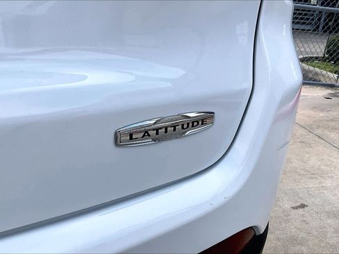 Used 2025 Jeep Compass Latitude image 30