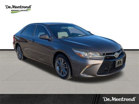Used 2017 Toyota Camry SE image 3